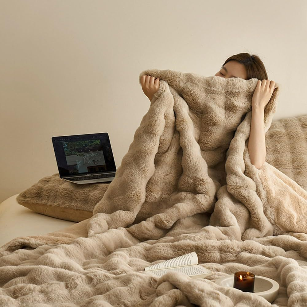 Double-Sided Fleece Blanket - Soft Faux Rabbit Fleece Throw for All Seasons, Warm and Cozy 2