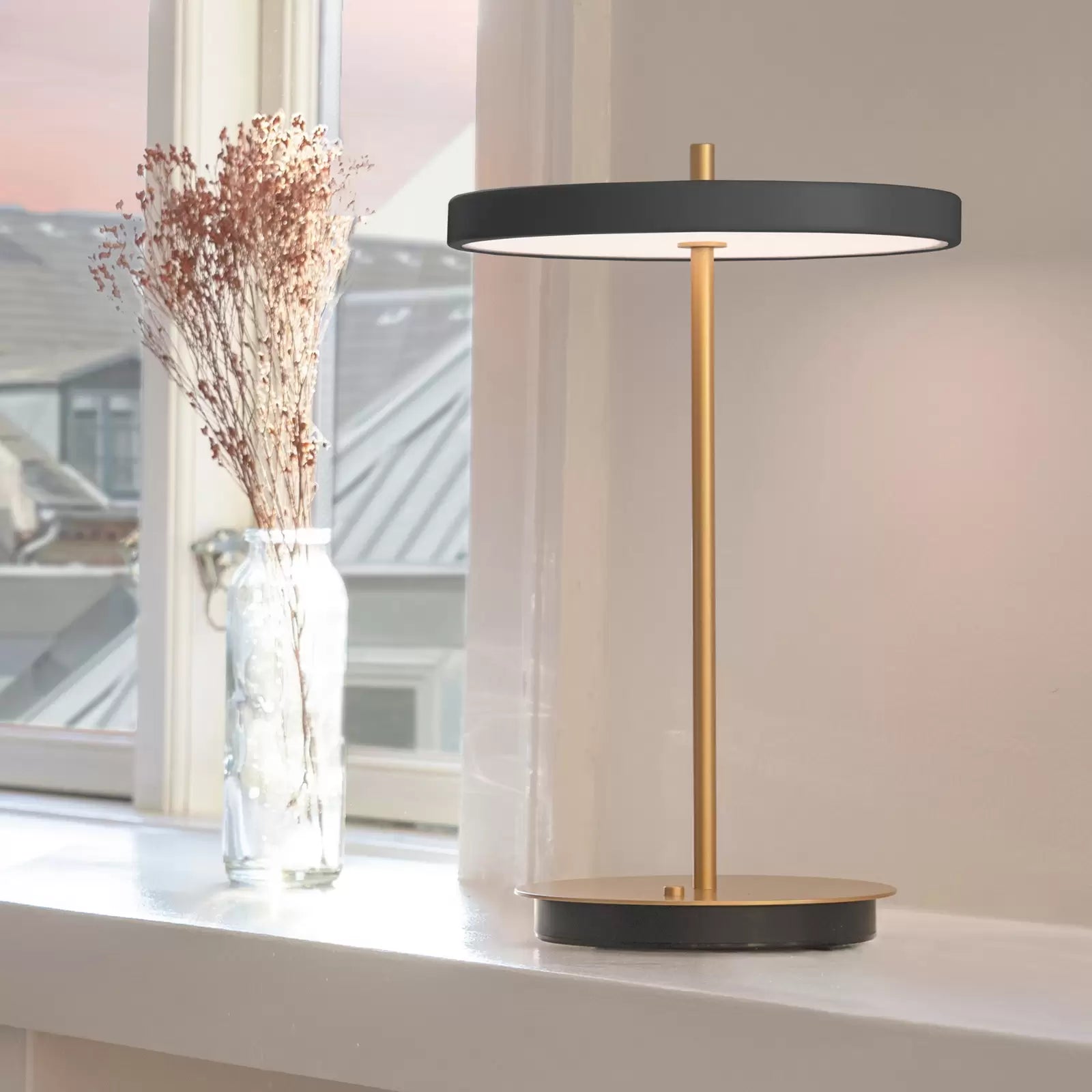 Elegant Dimmable Golden Accent Lamp β Wireless, Adjustable Brightness for Timeless Home Decor 1