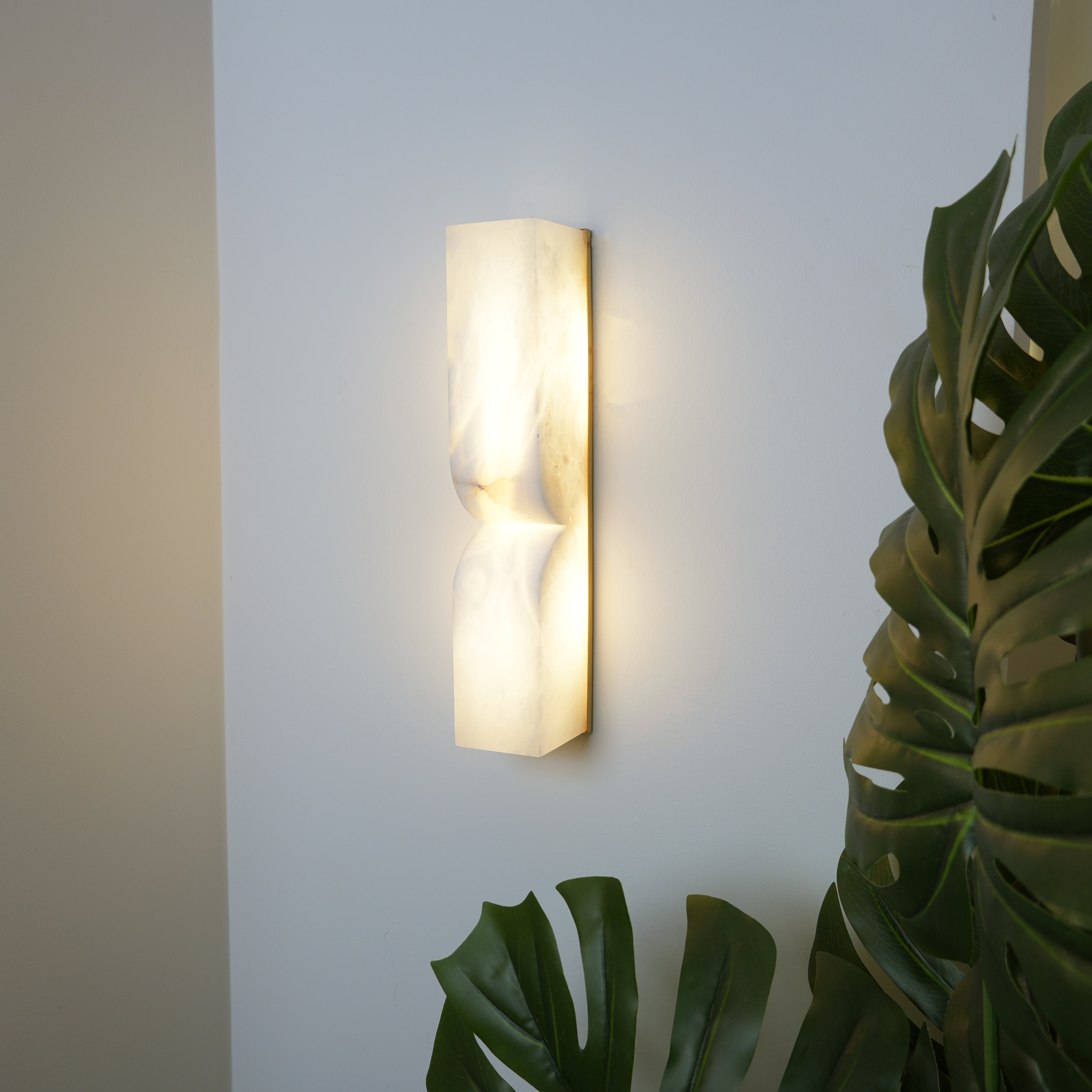 Rectangular Alabaster Wall Sconce with Integrated LED Lighting – Elegant Wall Lamp for Hallways and Living Rooms 6