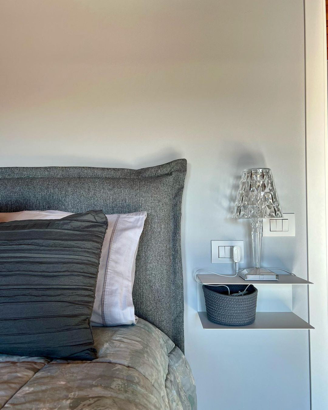 Sparkle Glam Touch Sensor Table Lamp – USB Rechargeable Color Changing Crystal Design for Bedside or Desk Use 7