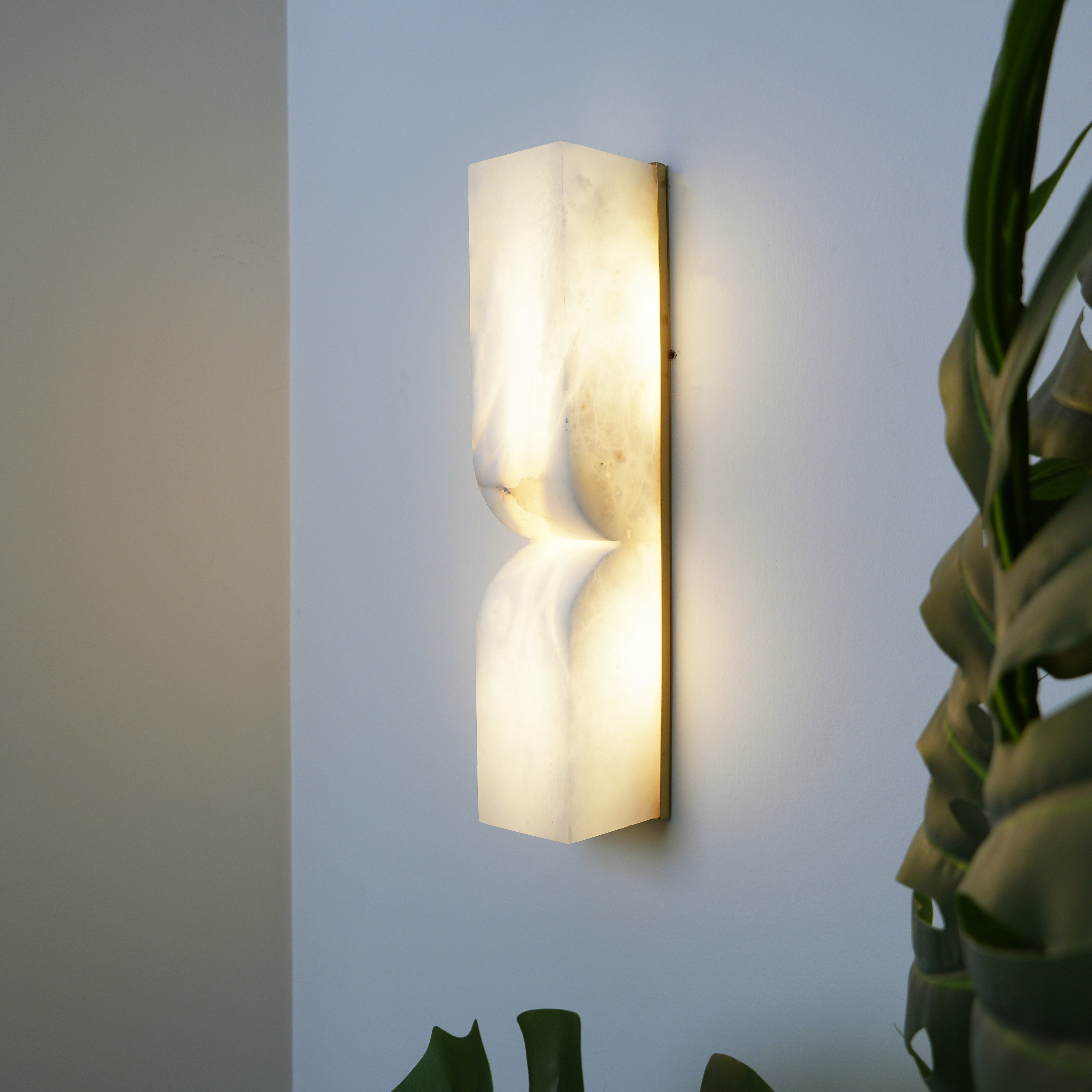 Rectangular Alabaster Wall Sconce with Integrated LED Lighting – Elegant Wall Lamp for Hallways and Living Rooms 7